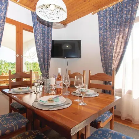 Stunning In Grscica With Kitchen Lägenhet Brnistrova